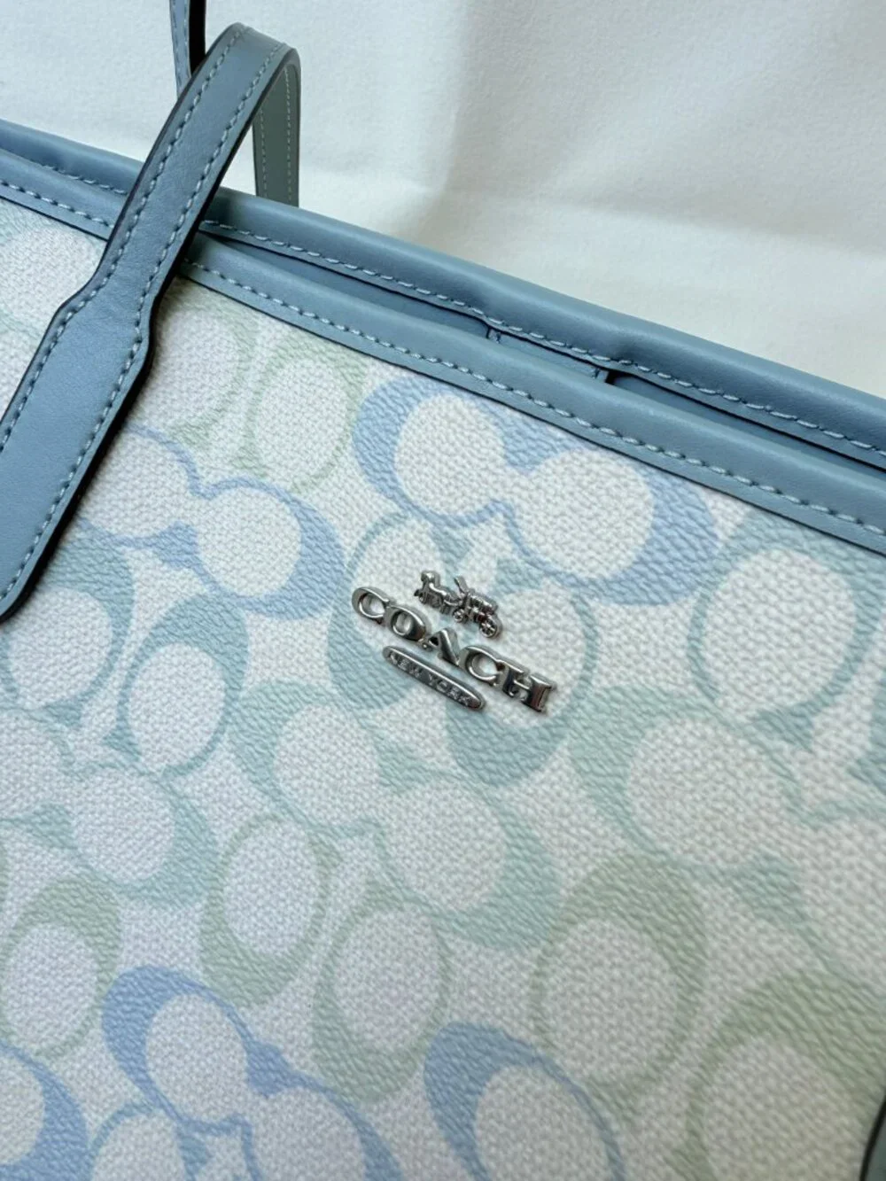 coach Medium City Tote Bag In Signature Canvas cdz09